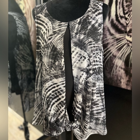 🖤🖤 EUC-ROZ & ALI BLACK AND WHITE SLEEVELESS BLOUSE SZ XL🖤🖤 - Picture 2 of 9